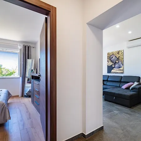 Kolovare Garden Oasis - First Row By Sea Zara