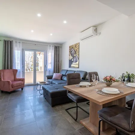 Kolovare Garden Oasis - First Row By Sea * ザダル