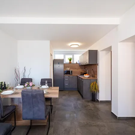 Kolovare Garden Oasis - First Row By Sea アパート