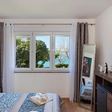 Kolovare Garden Oasis - First Row By Sea Apartman
