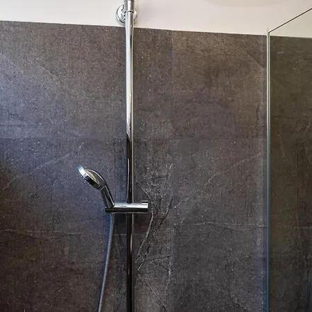 Kolovare Garden Oasis - First Row By Sea アパート