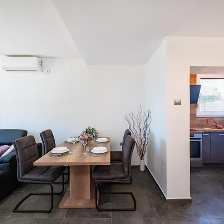 Kolovare Garden Oasis - First Row By Sea アパート